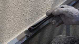 中塗り・上塗りのローラー施工の後で細かい場所をハケで塗る