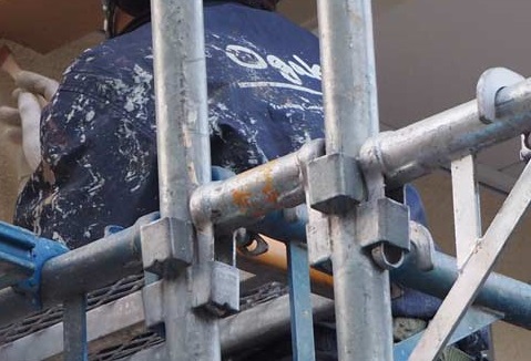 四角いクサビポケットに、クサビが刺さって足場を構築しています。