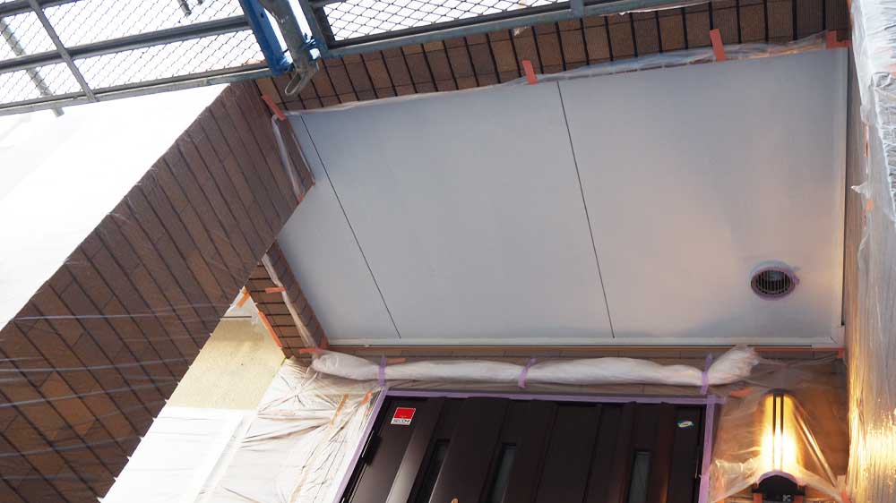 玄関の天井の塗り