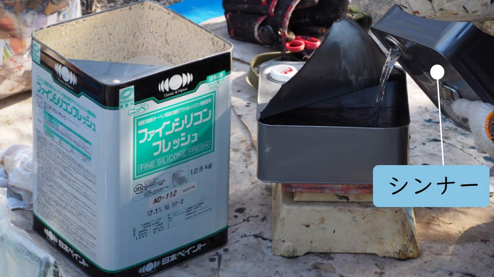 塗料と硬化剤を混ぜる