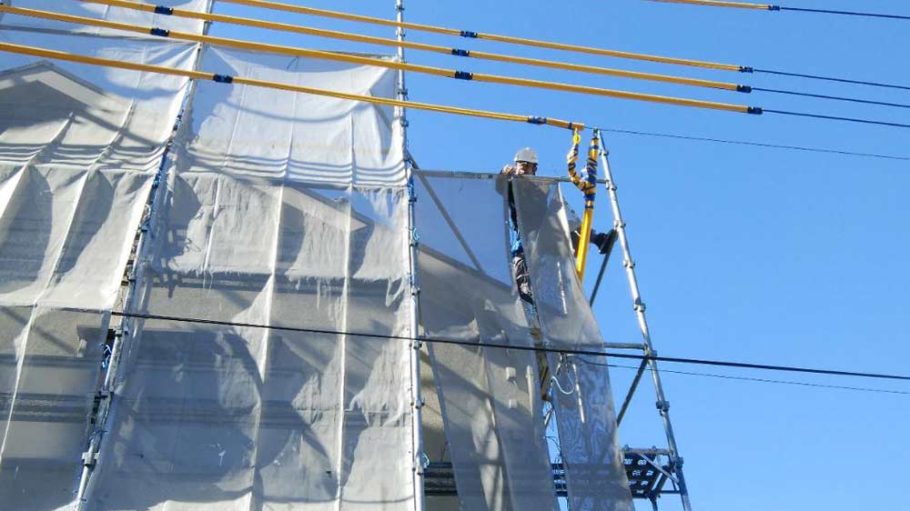 足場に養生シートをかける