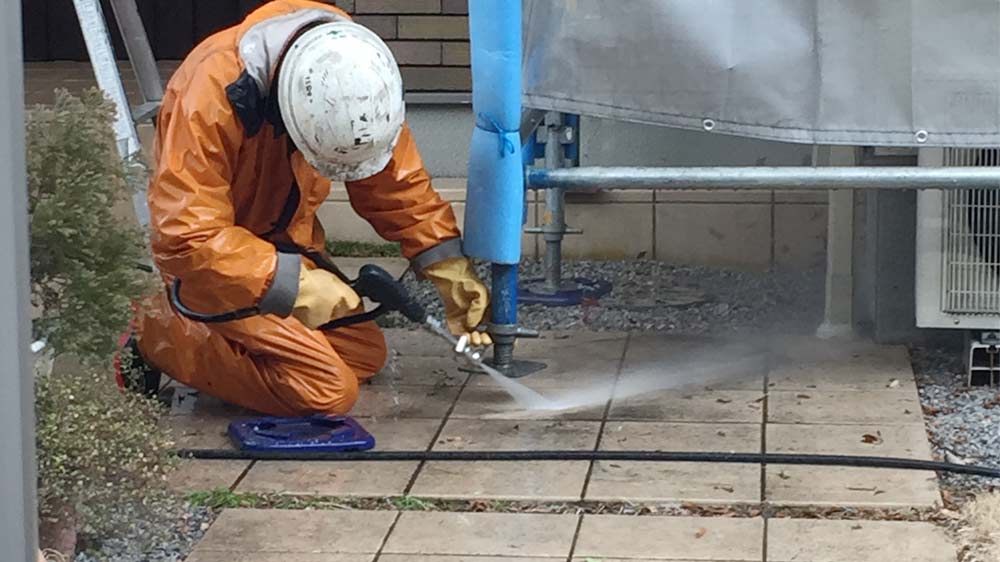 足場の下も洗浄