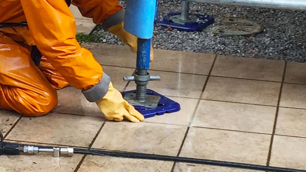 足場の下も洗浄