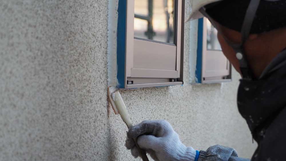 コーキングをヘラで伸ばす