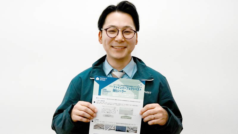 カタログを持っている肥後氏