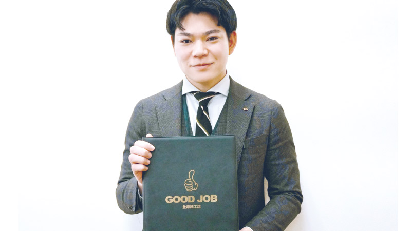 保証書を持つ川畑氏